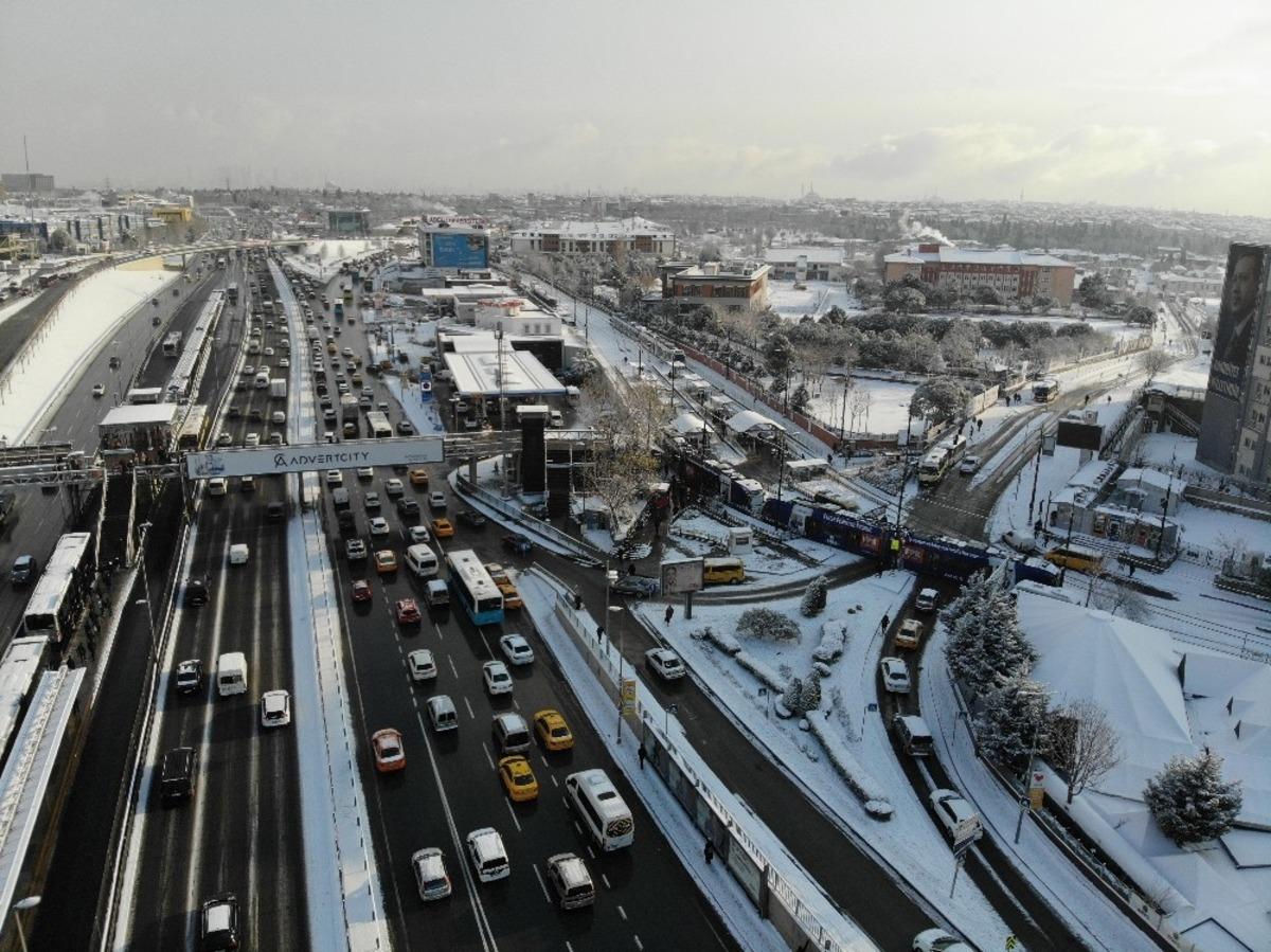 İstanbul trafiğinde kar manzaraları havadan g&ouml;r&uuml;nt&uuml;lendi