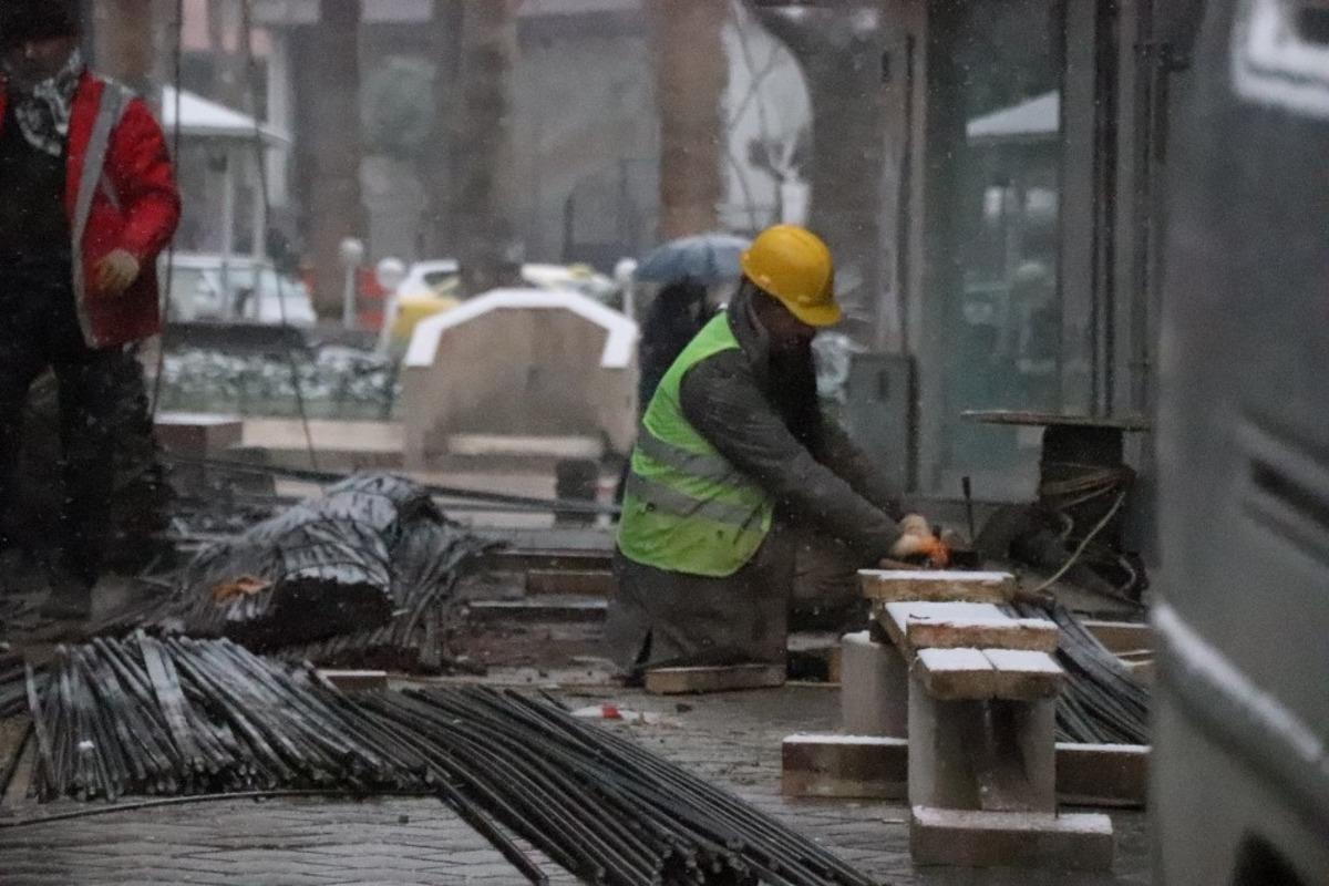 Denizli g&uuml;ne karlı hava ile uyandı