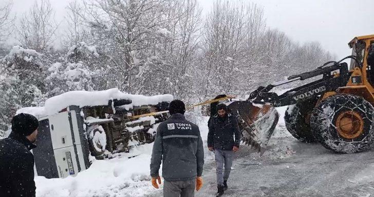 Karlı yolda yan yatan minibüsü iş makinesi ile kurtardılar G1
