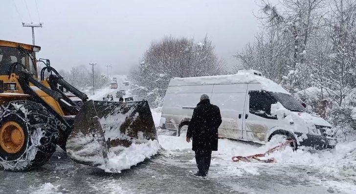 Karlı yolda yan yatan minibüsü iş makinesi ile kurtardılar G2