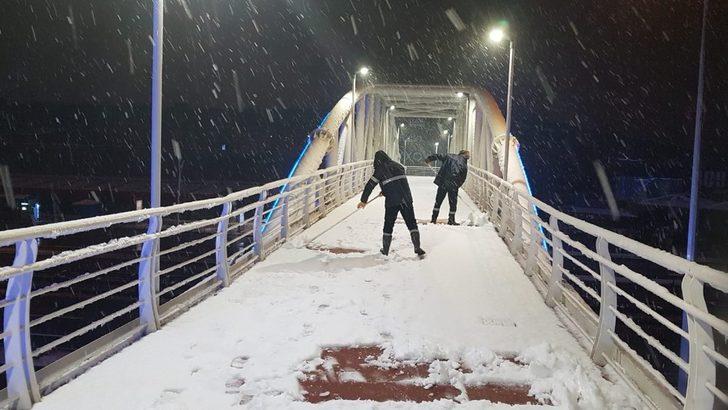 Büyükşehir ekipleri karla mücadeleyi sürdürüyor G1