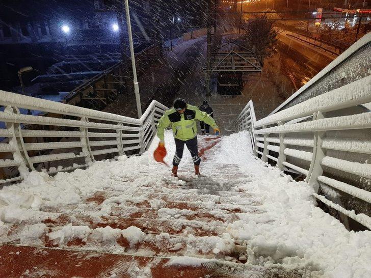 Büyükşehir ekipleri karla mücadeleyi sürdürüyor G2