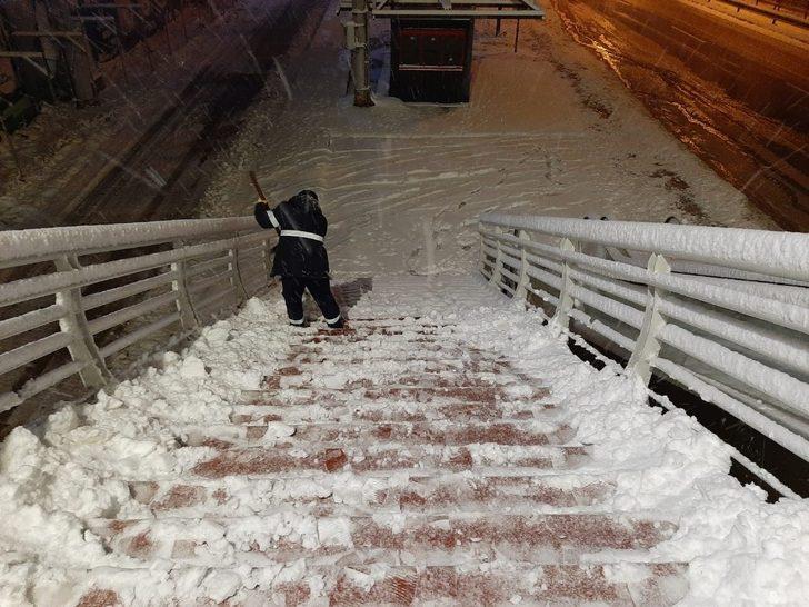 Büyükşehir ekipleri karla mücadeleyi sürdürüyor G3