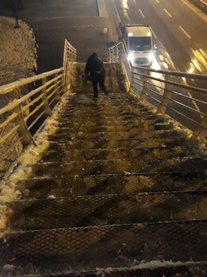 Büyükşehir ekipleri karla mücadeleyi sürdürüyor G4