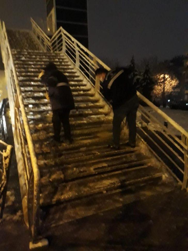 Büyükşehir ekipleri karla mücadeleyi sürdürüyor G5