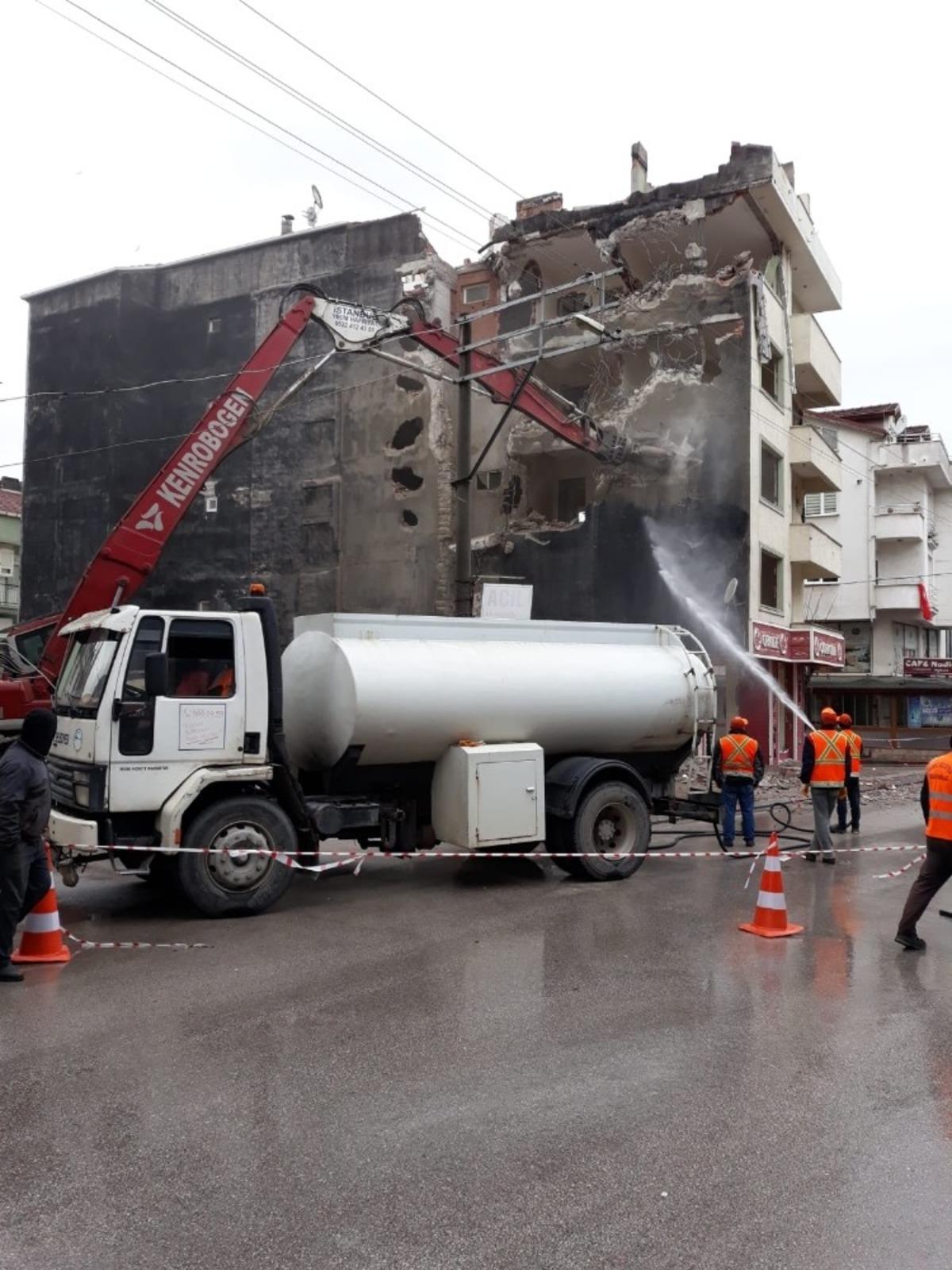 K&ouml;rfez&rsquo;deki ağır hasarlı bina yıkıldı