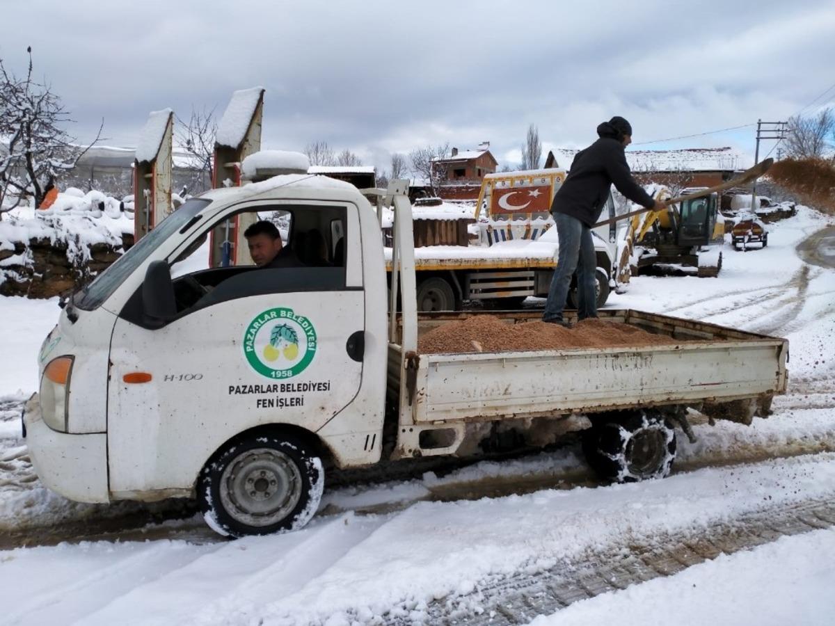 Pazarlar Belediyesi&rsquo;nden karla m&uuml;cadele seferberliği