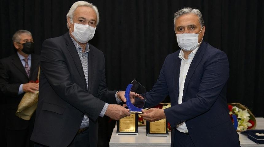 Emekli olan personeller plaketle uğurlandı