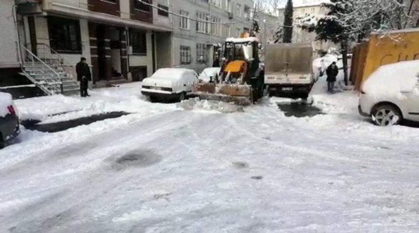 Ey&uuml;psultan&rsquo;da ara&ccedil;ların ilerlemekte zorlandığı yolları iş kep&ccedil;esi a&ccedil;tı