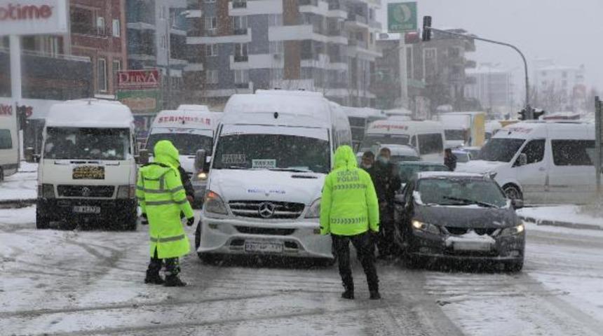 Denizli-Antalya Karayolu, kar nedeniyle ulaşıma kapandı