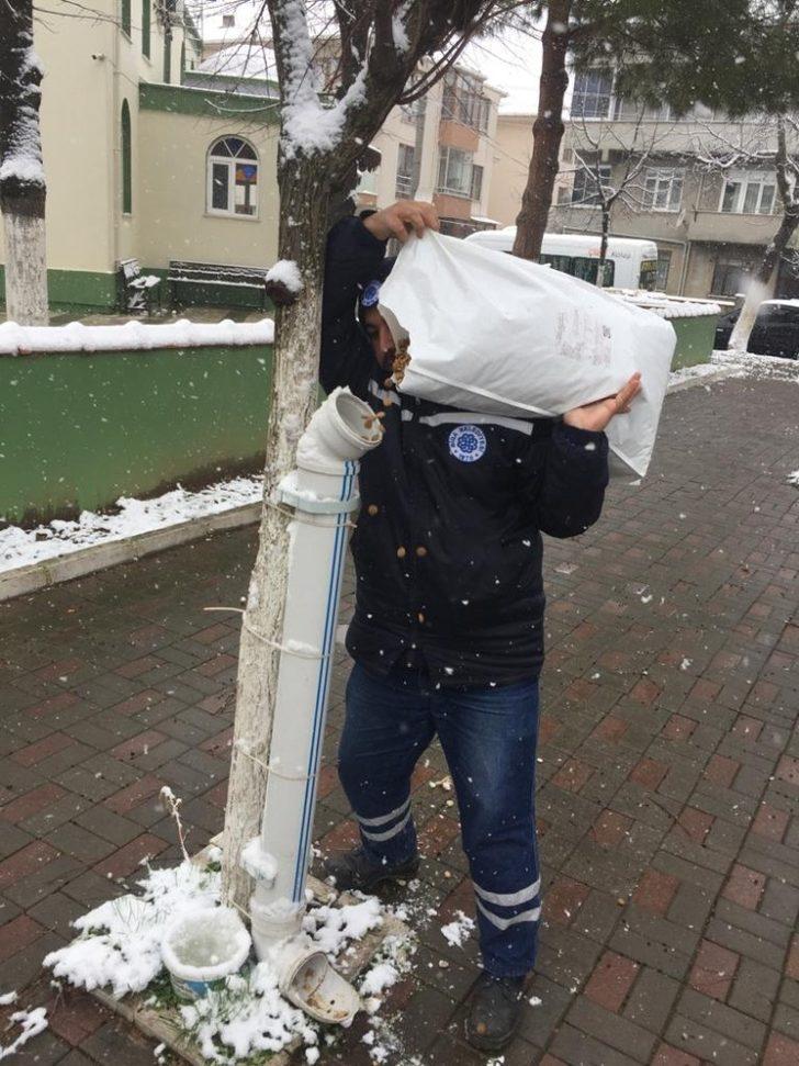 Biga Belediyesi soğuk havalarda sokak hayvanlarını unutmadı G3