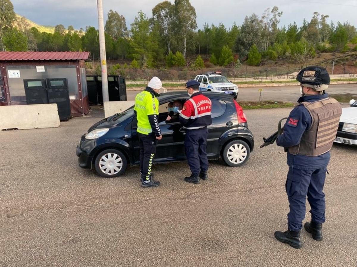 Denetimlerde uyuşturucu ve ka&ccedil;ak i&ccedil;ki ele ge&ccedil;irildi