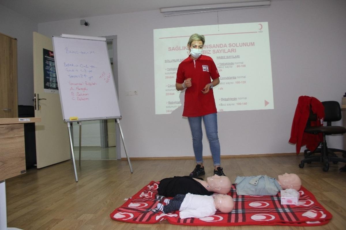 T&uuml;rk Kızılay&rsquo;ı Manisa Şubesi İlk Yardım Eğitim Merkezi ilk eğitimini verdi