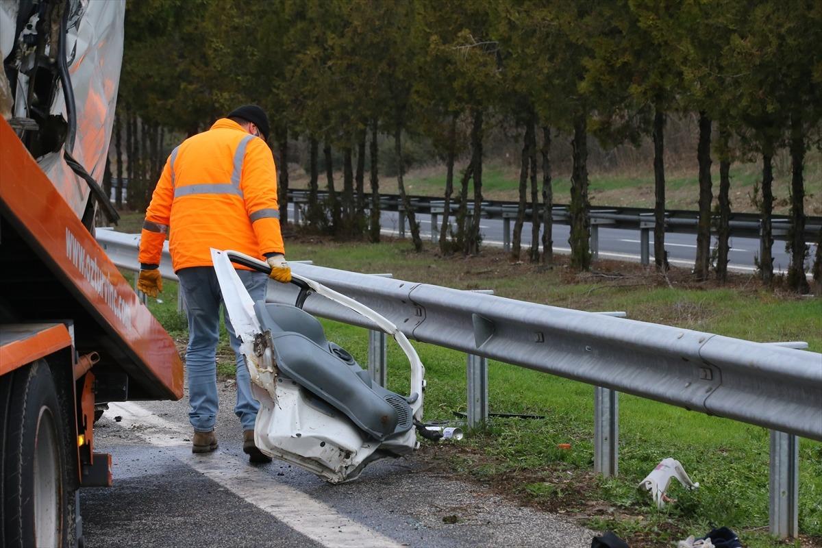 Kırklareli'nde tırla &ccedil;arpışan sığınmacıların bulunduğu midib&uuml;s&uuml;n s&uuml;r&uuml;c&uuml;s&uuml;ne 30 bin 256 lira ceza kesildi