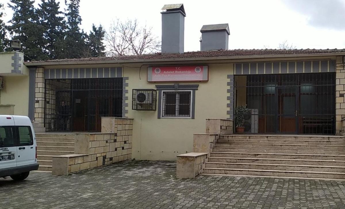 G&ouml;&ccedil;&uuml;k altında hayatını kaybeden kadının cenazesi Adli Tıp&rsquo;ta