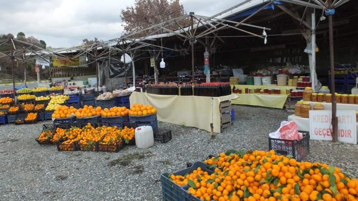 Balıkesir&rsquo;de pandemi yol kenarında &uuml;r&uuml;nlerini satan k&ouml;yl&uuml;leri de etkiledi