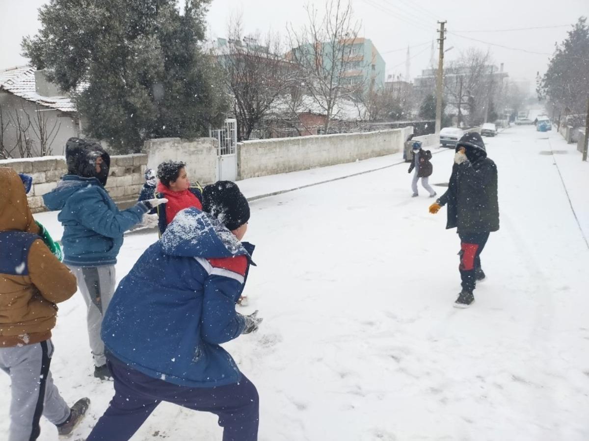 Kar yağışı &ccedil;ocukların y&uuml;z&uuml;n&uuml; g&uuml;ld&uuml;rd&uuml;