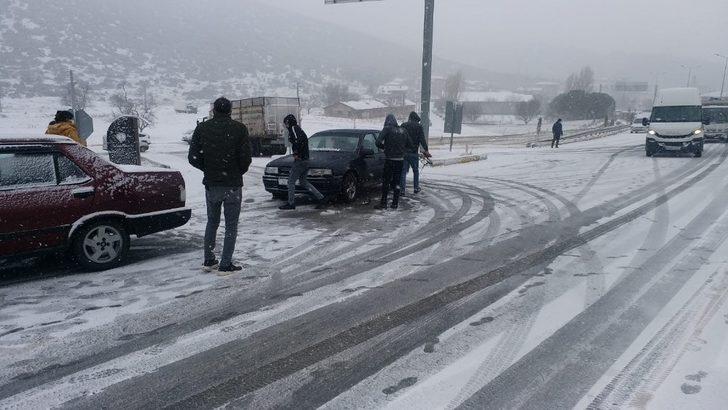 Kar yağışı çocukların yüzünü güldürdü G3