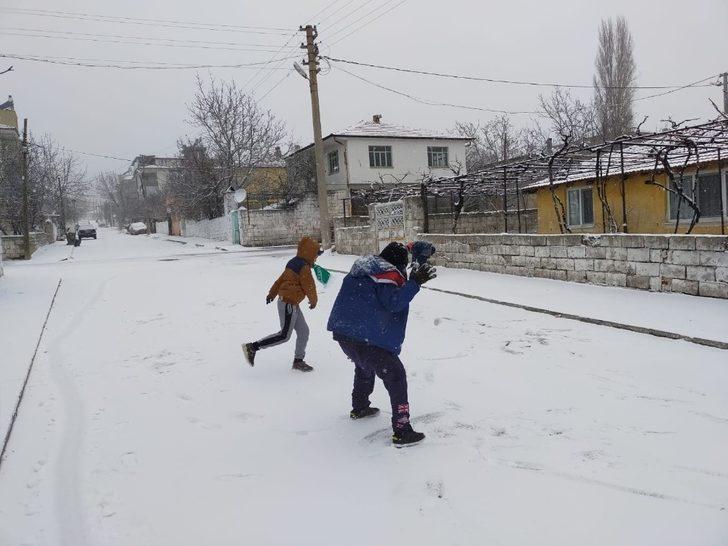 Kar yağışı çocukların yüzünü güldürdü G4