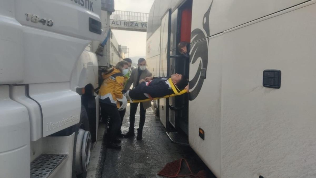 Tıra arkadan &ccedil;arpan yolcu otob&uuml;s&uuml; muavini yaralandı
