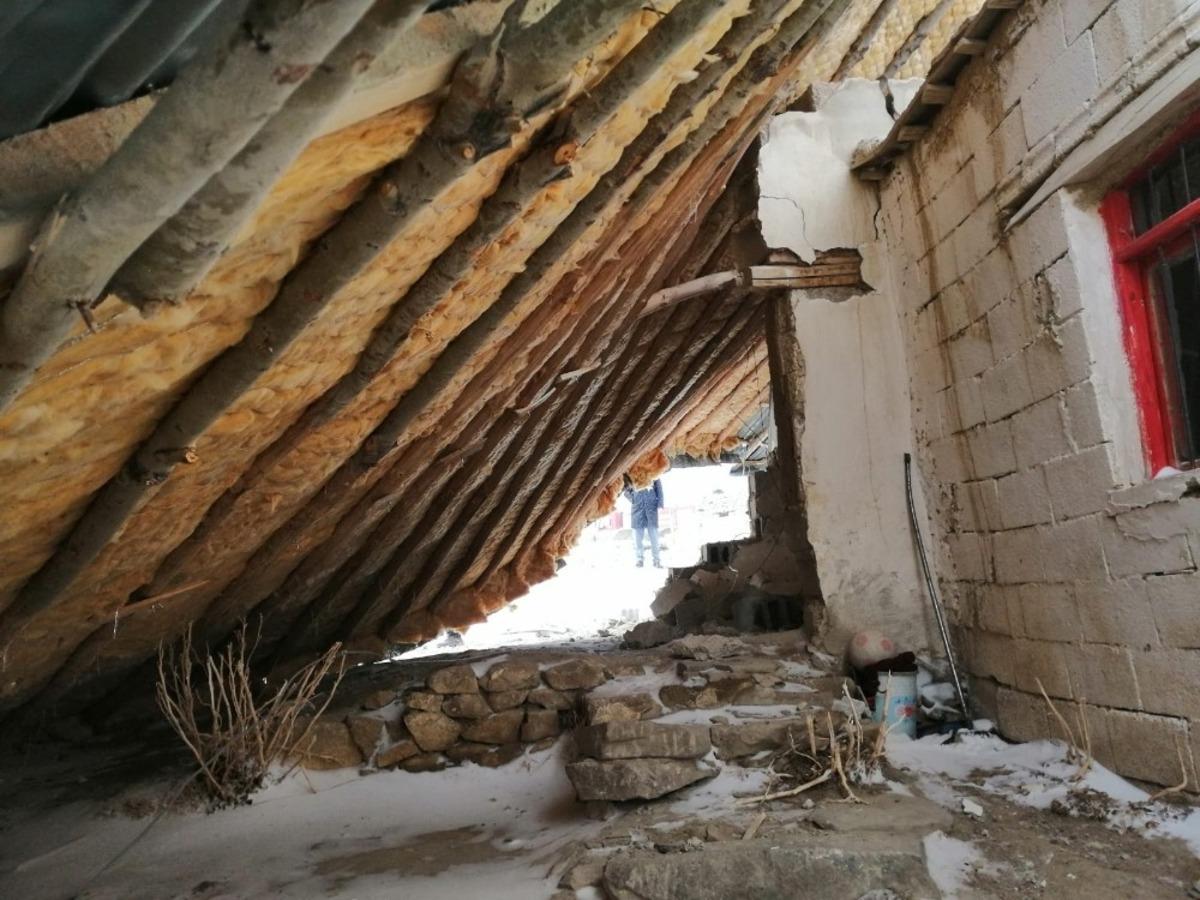 Fırtınanın u&ccedil;urduğu &ccedil;atı bir evin &uuml;zerine d&uuml;şt&uuml;