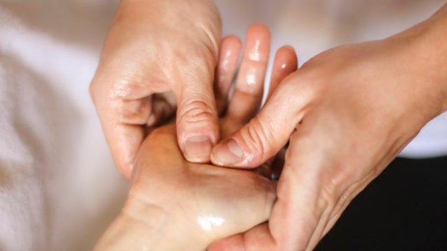 Avuç içlerindeki bu noktaları ovmak şifa veriyor! El masajının öyle faydaları var ki...