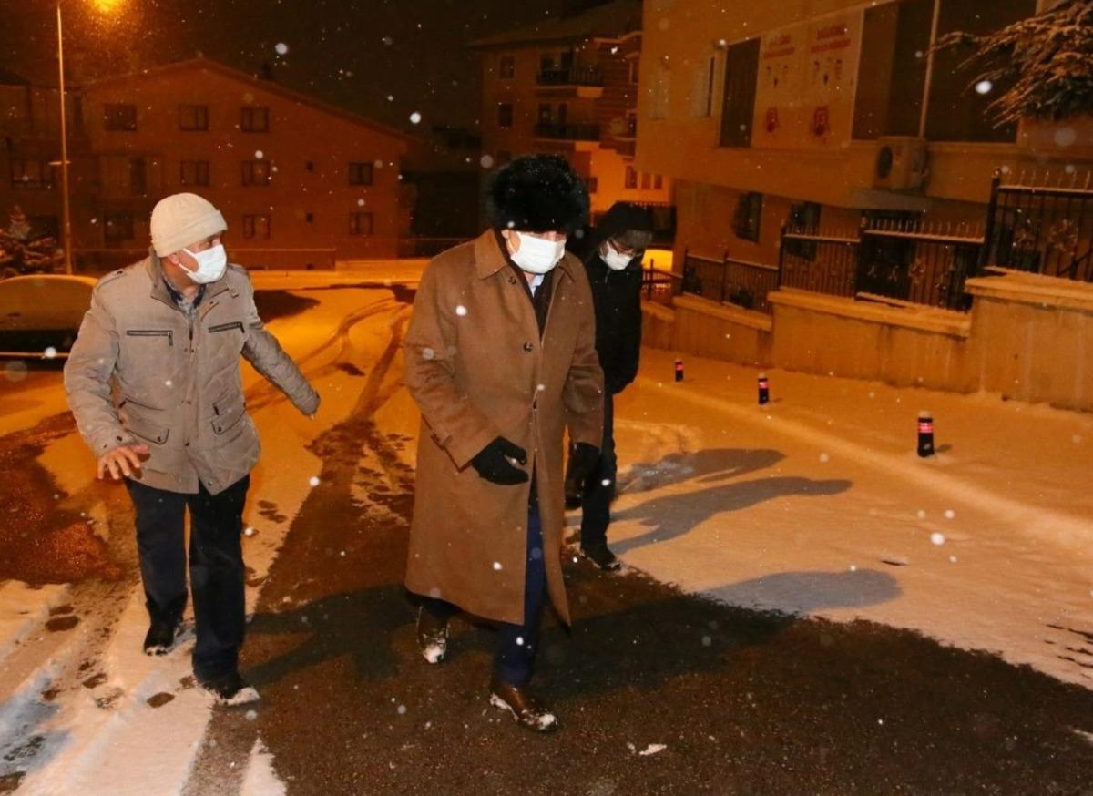 Altınok&rsquo;tan sabahın ilk ışıklarına kadar kar mesaisi