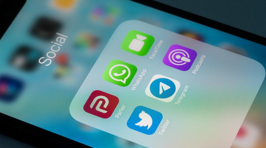 Sosyal medya uygulaması Parler yeniden çevrim içi!