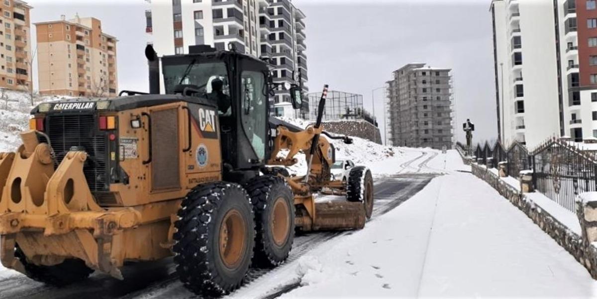 Battalgazi&rsquo;de karla m&uuml;cadele yoğun m&uuml;cadele
