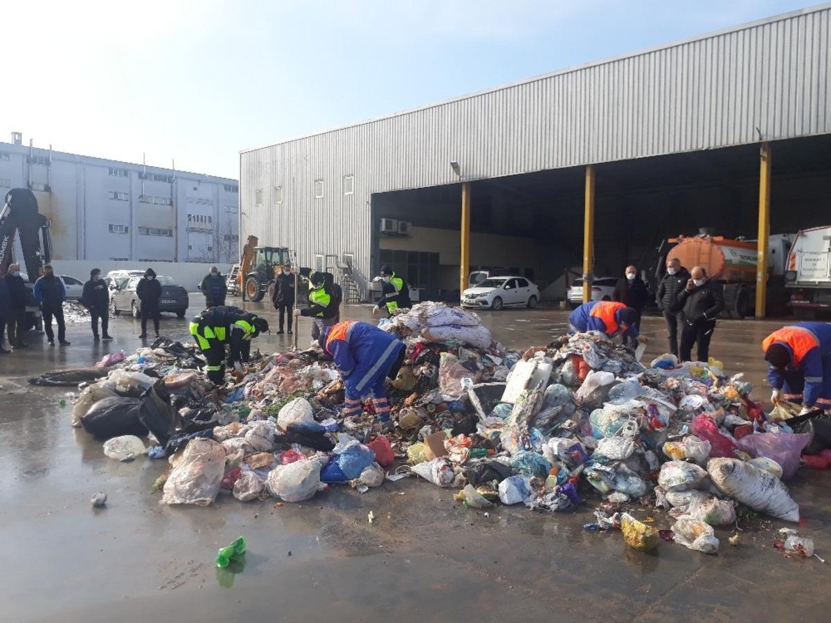 Belediye ekipleri unutulan altınları didik didik &ccedil;&ouml;pler arasında aradı