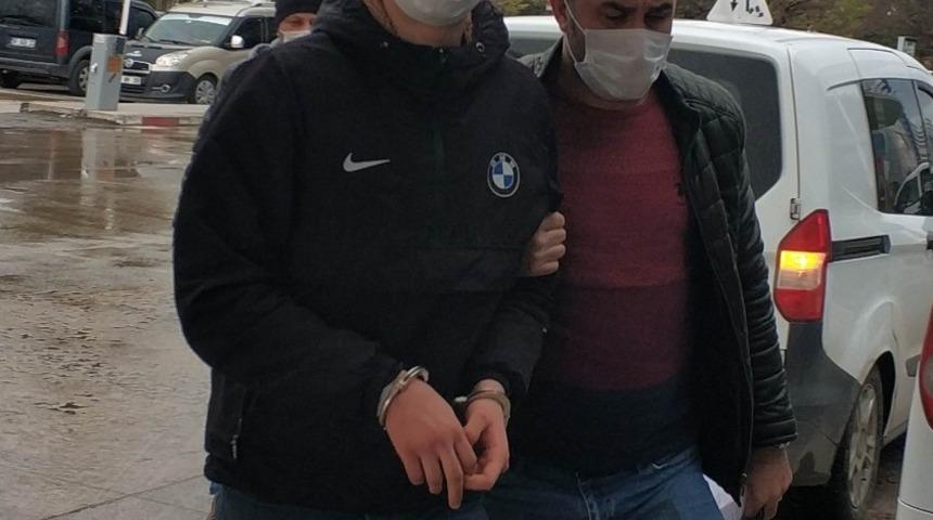 Otob&uuml;s&uuml;nden inerken uyuşturucuyla yakalanan şahıs adliyeye sevk edildi