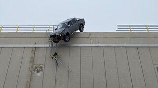 Kar nedeniyle kayan kamyonet, köprüde asılı kaldı