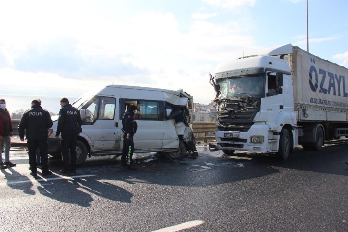 Kocaeli TEM&rsquo;de arızalanan minib&uuml;se tır &ccedil;arptı: 2 yaralı