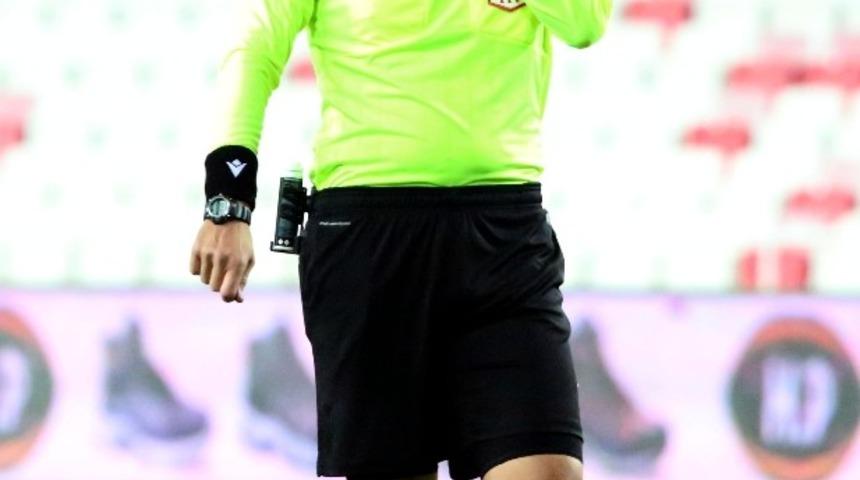 Kayserispor-Başakşehir maçını Serkan Tokat yönetecek