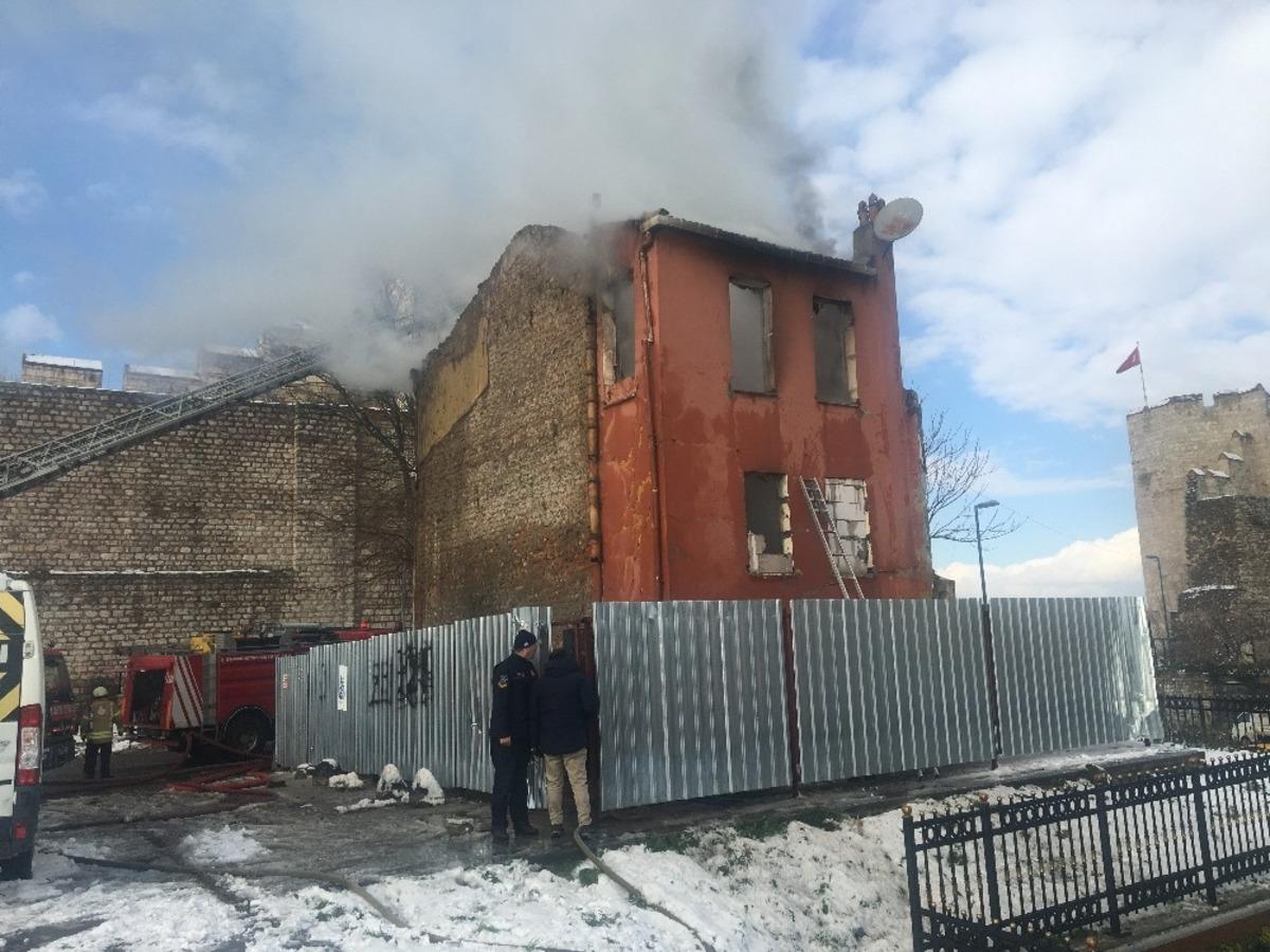 Fatih&rsquo;te metruk bina alev alev yandı