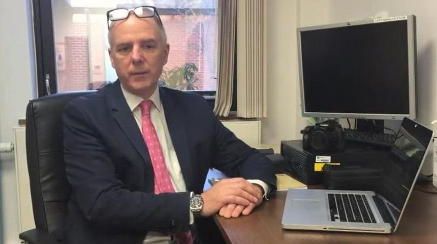 İngiltere&rsquo;nin en saygın plastik cerrahlarından biri evinde bı&ccedil;aklandı, eski meslektaşı g&ouml;zaltına alındı