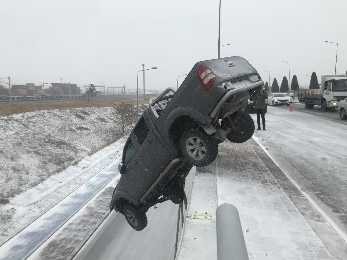 Yoldan &ccedil;ıkan kamyonet k&ouml;pr&uuml;de asılı kaldı