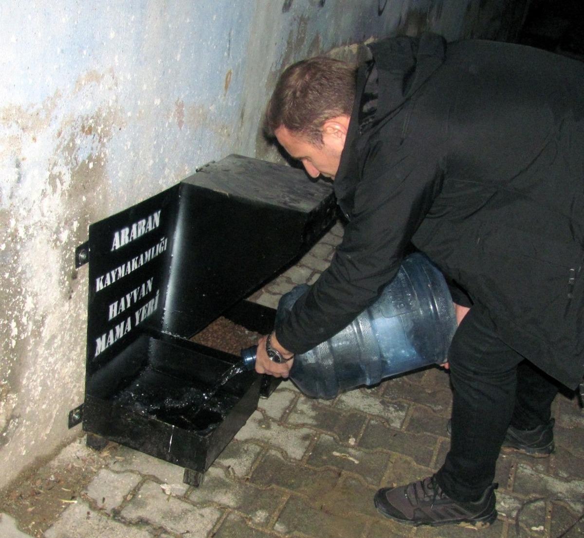 Araban&rsquo;da sokak hayvanlarının mama ve suluklar yenilendi