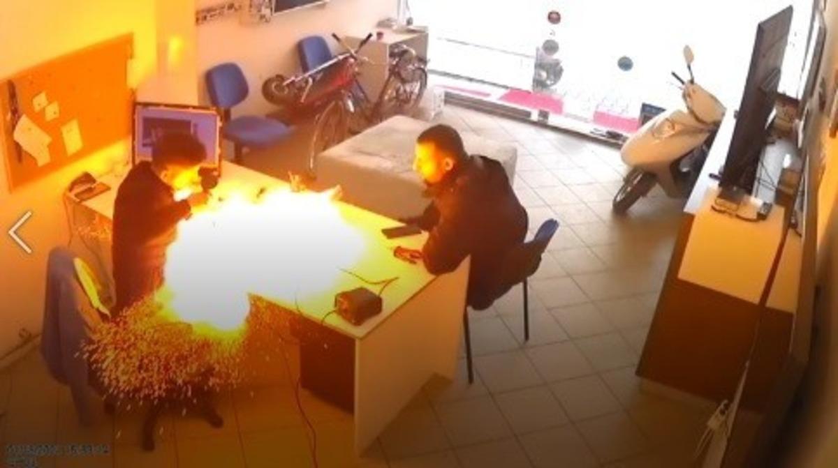 Tamircinin elindeki tablet bomba gibi patladı, o anlar kameraya b&ouml;yle yansıdı