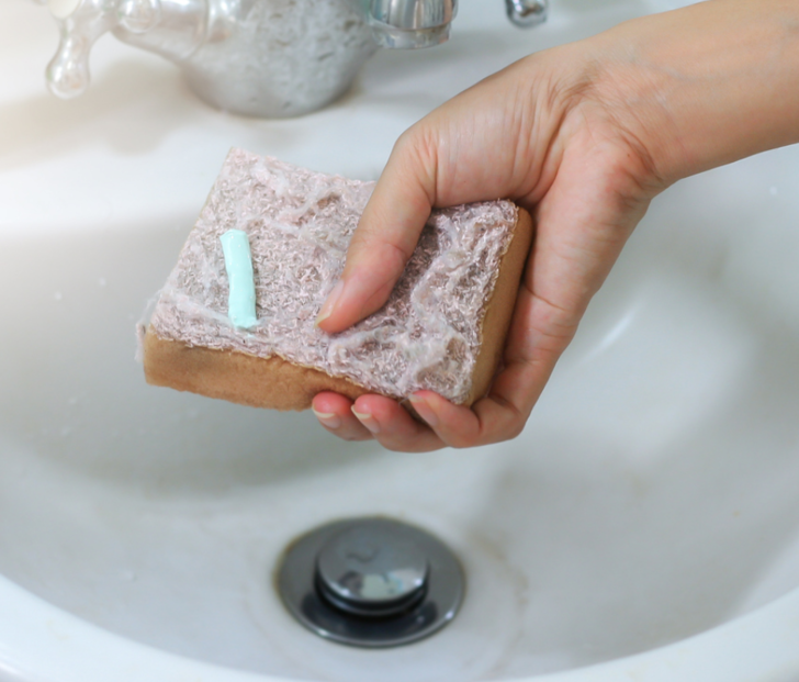 Diş macunuyla temizleyebileceğiniz yerleri görünce şaşkına döneceksiniz!