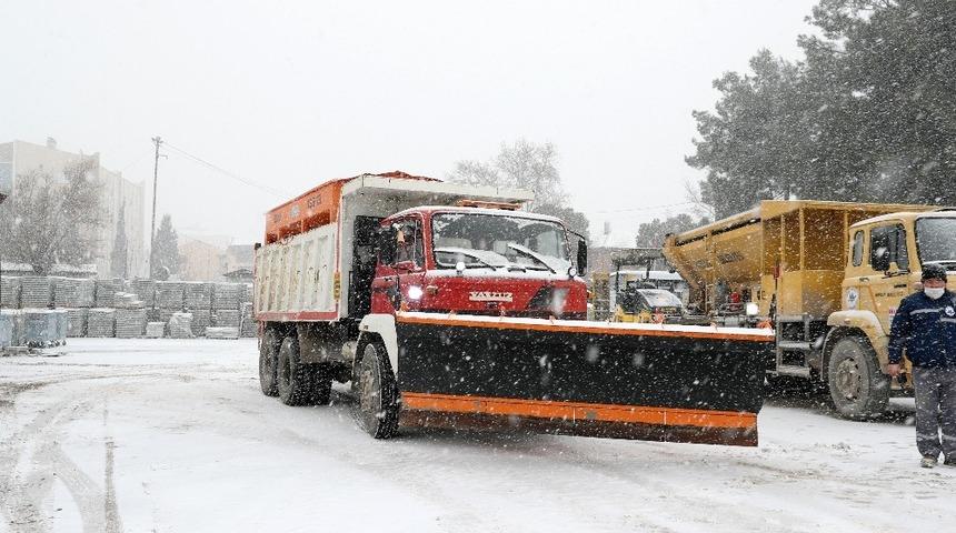 Burdur Belediyesi k&uuml;reme ve tuzlama &ccedil;alışmalarına başladı