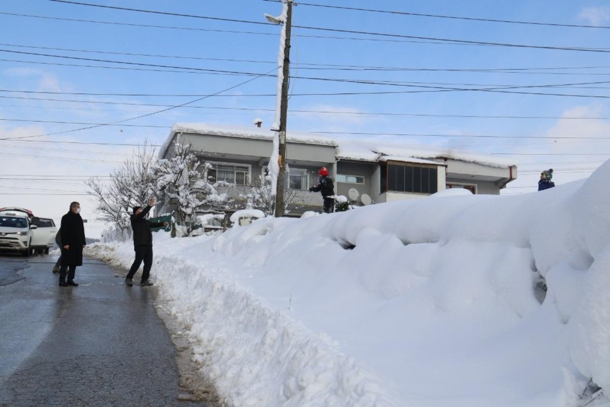 Vali Kaldırım ve Başkan Alemdar &ccedil;ocuklarla kartopu oynadı