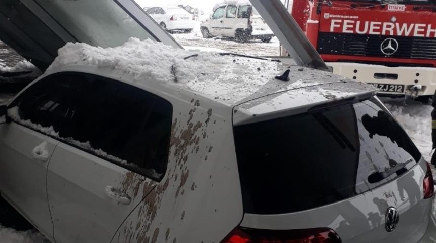 Hastane acilinin girişi çöktü, bir araç cam tavanın altında kaldı