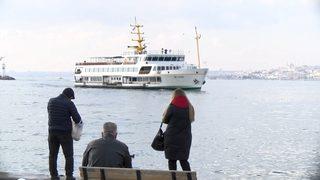 Kadıköy'de hareketli anlar! Vapurdan denize atlayan kişiyi başka bir yolcu kurtardı