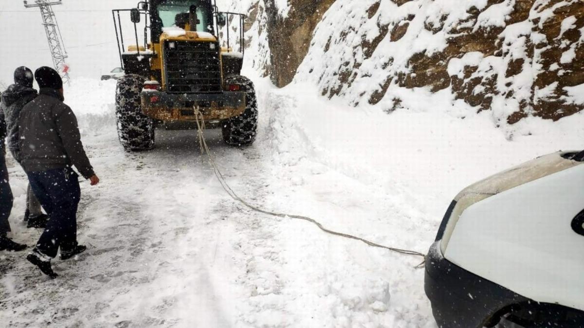 Siirt&rsquo;te karda mahsur kalan yolcu minib&uuml;s&uuml; kurtarıldı