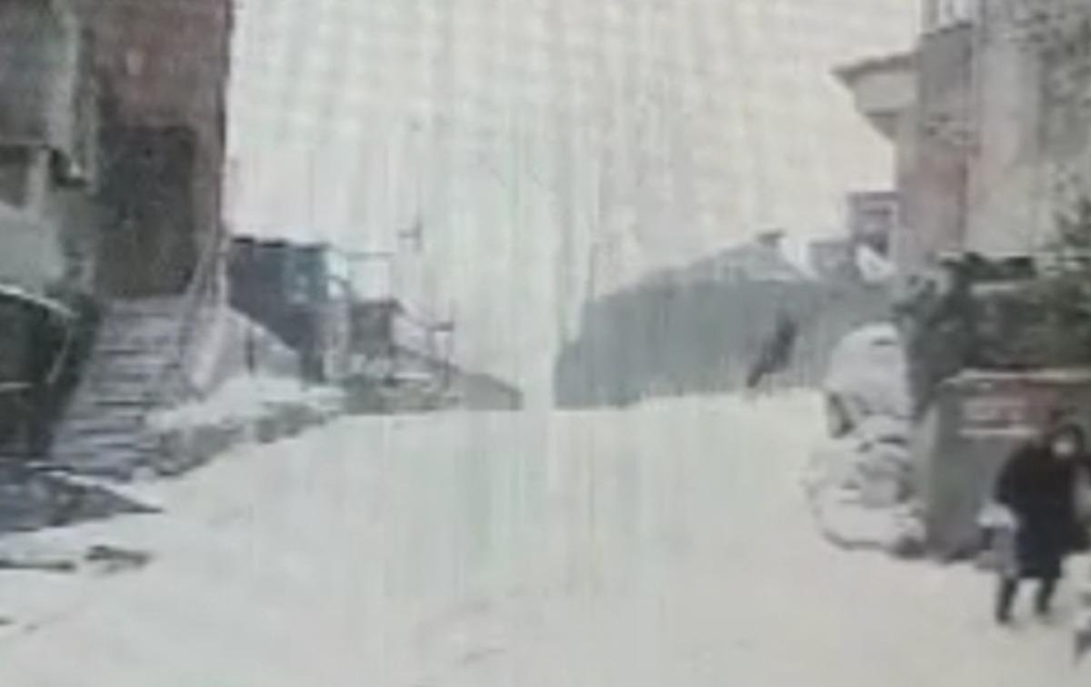 Kağıthane&rsquo;de buzlanan yolda d&uuml;şen vatandaşa &ccedil;arpan otomobil kayarak duvara &ccedil;arptı