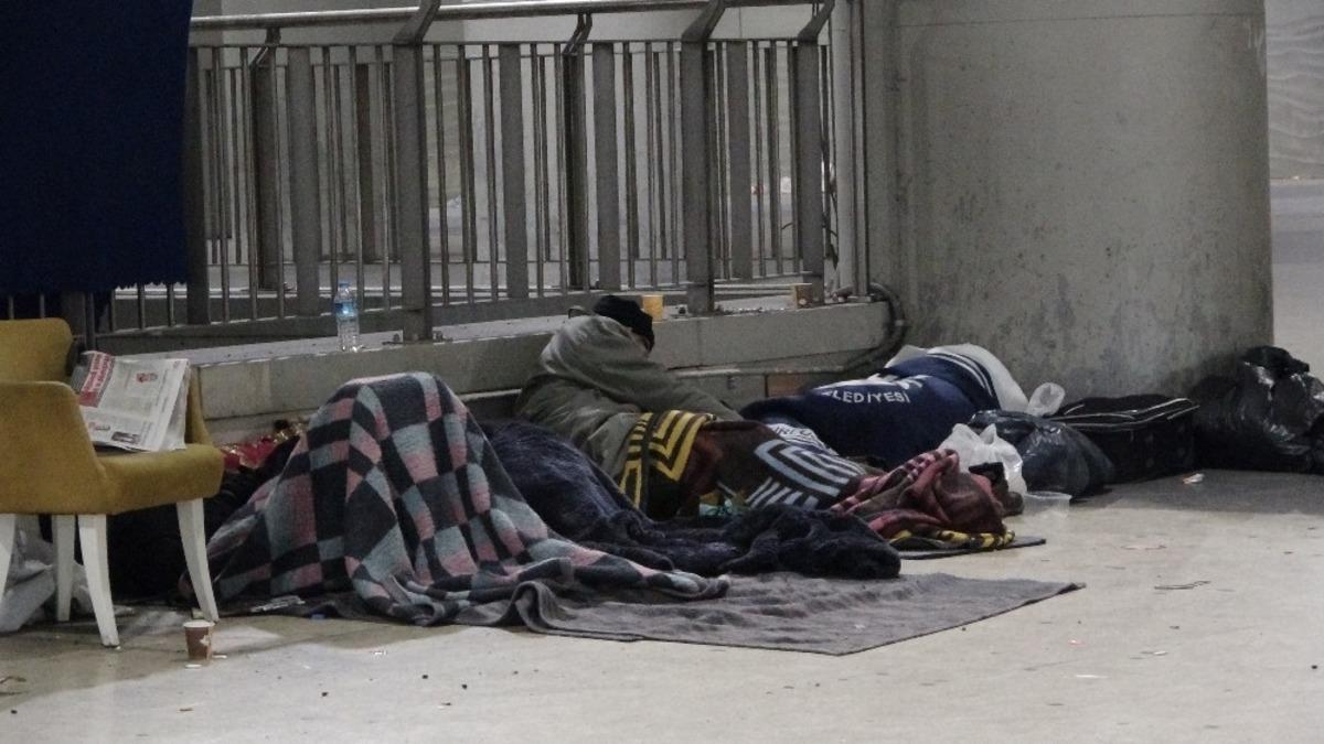 (&Ouml;zel) Taksim&rsquo;de sokakta kalan evsizler otele yerleştirildi