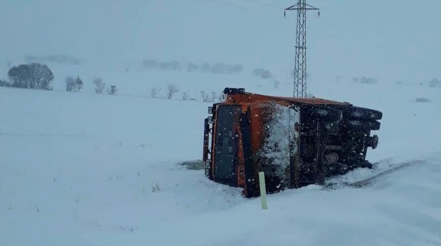 Kar k&uuml;reme aracı devrildi