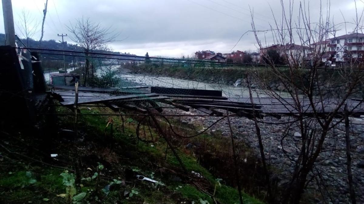 Asma k&ouml;pr&uuml;n&uuml;n halatları kopunca aracıyla k&ouml;pr&uuml;de asılı kaldı