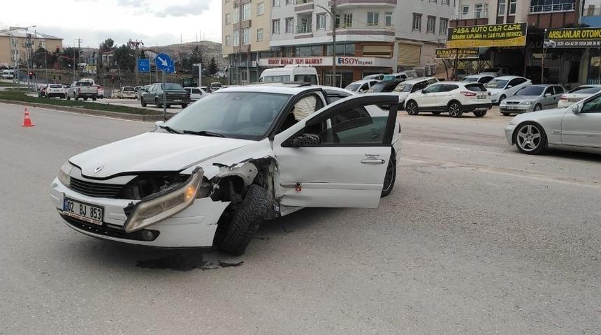 Besni&rsquo;de iki otomobil &ccedil;arpıştı